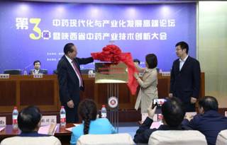 赵步长教授与省教育厅秦天红副处长、许海玉研究员共同为创新团队揭牌