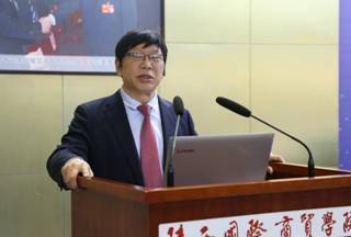 步长制药总工程师王西芳教授作题为“中药智慧工厂建设理念与制药”报告